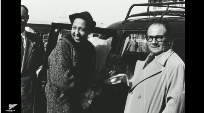 Joséphine Baker visite Israël en 1954 dans des images disponibles dans les archives du film d'Israël. (Capture d'écran via les archives cinématographiques israéliennes et la cinémathèque de Jérusalem, archives de l'État d'Israël)