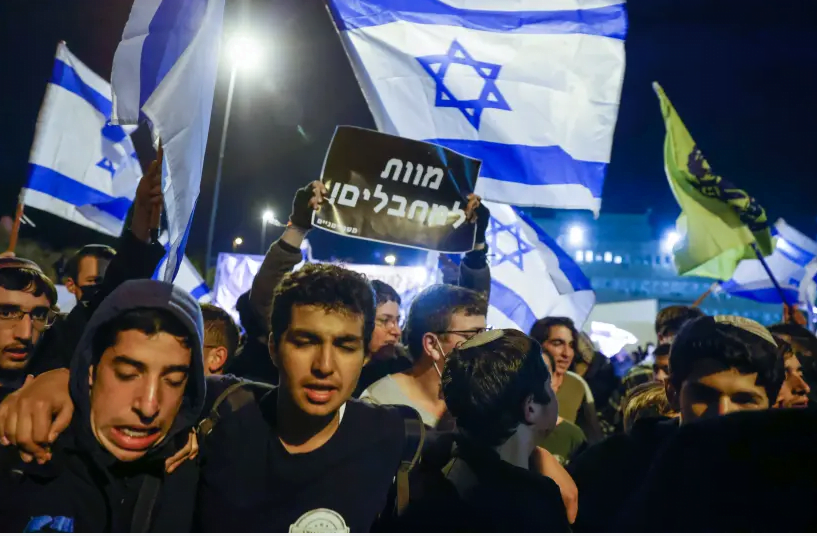 scandent des milliers d'Israéliens dans la rue