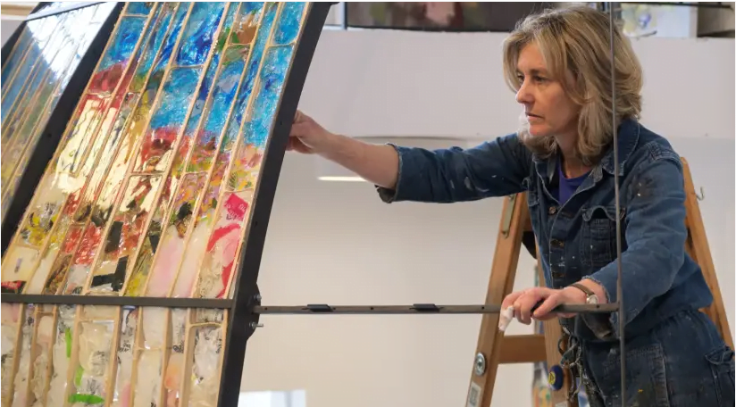 Une artiste israélienne transforme la pollution plastique en art