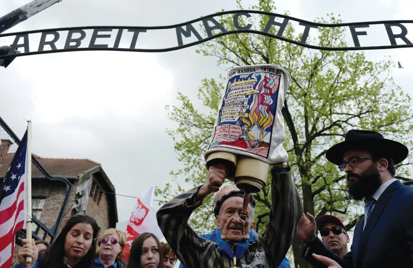 Ce jeune arabe aide les survivants de la Shoah en Israël à utiliser la technologie