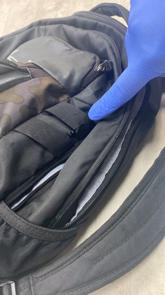 sauvé d'un coup de couteau par son sac à dos