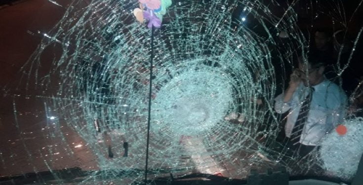 Terrorisme sur les routes en Israël, les bus sont caillassés par des Arabes - vidéo-