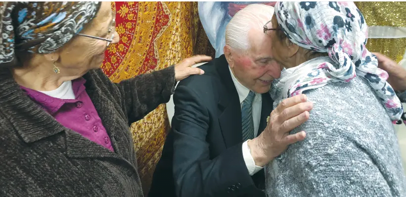 Lors d'une visite en Israël en 2018, Elgen Long, 91 ans, retrouve deux sœurs âgées de plus de 90 ans qui étaient passagers de l'avion dans lequel il était membre d'équipage, transportant par avion des Juifs yéménites vers Israël en 1949. (crédit photo : SHAHAR AZANI)