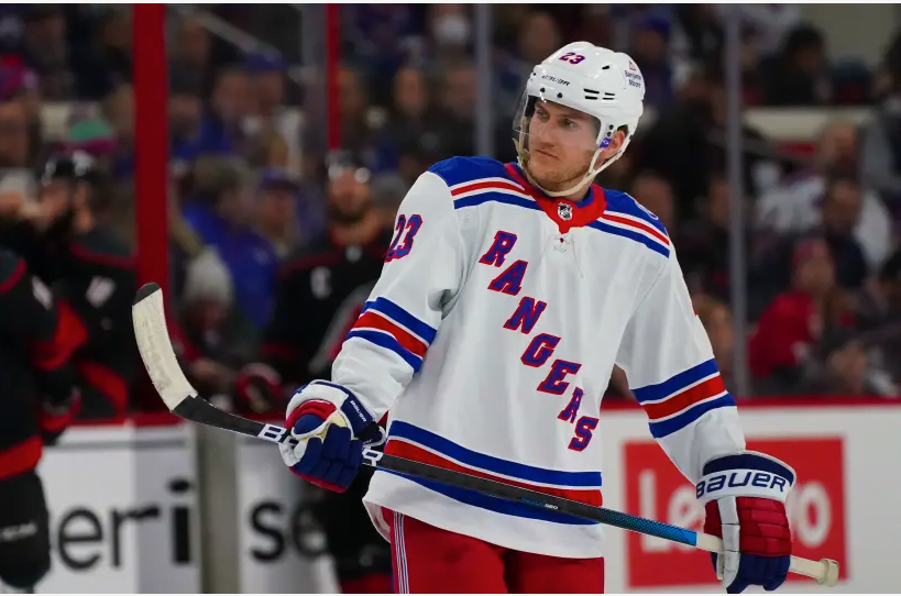 La star juive de la Ligue Nationale de Hockey Adam Fox, parle de son destin