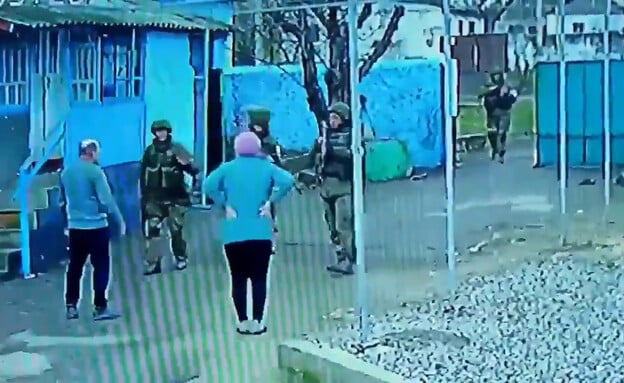 Ils expulsent des soldats russes de chez eux à main nues