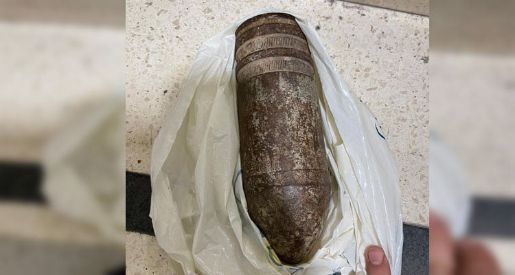 Une famille américaine transporte une roquette à l'aéroport de Ben-Gourion en Israël