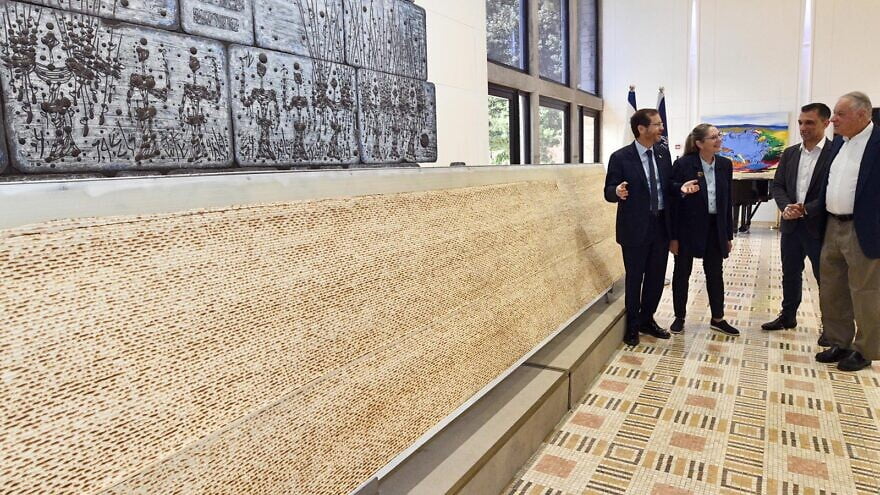 La plus grande matzah d'Israël exposée à la résidence du président