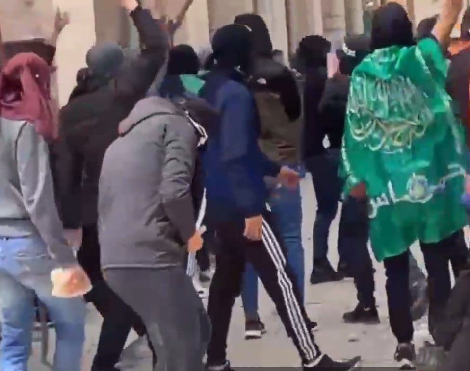 Des Arabes caillassent des bus en direction du Kotel à Jérusalem-vidéos-