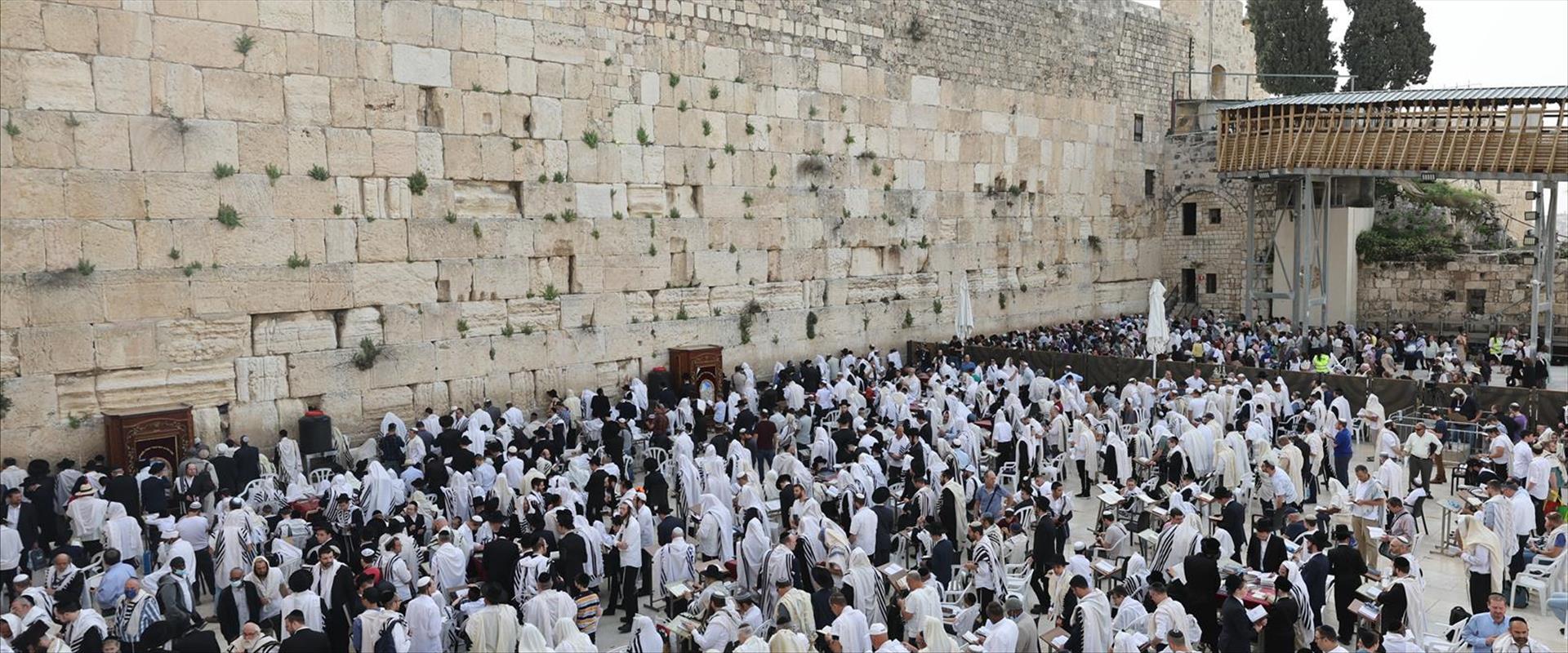 Des milliers de Juifs d'Israël se sont rendus au Kotel à Jérusalem