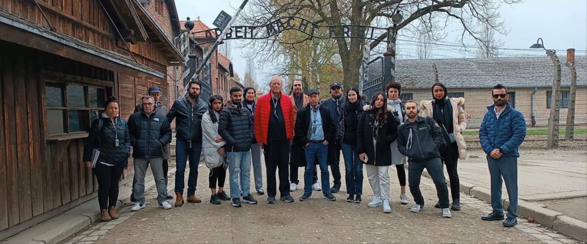 Shoah : Des hommes et des femmes arabes ont défilé à Auschwitz