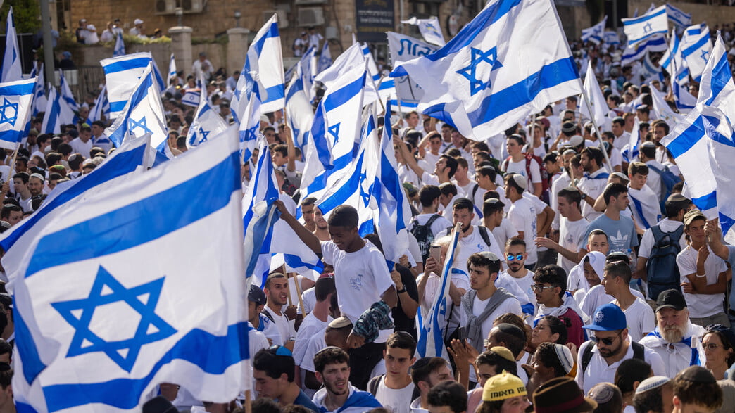 La marche des drapeaux : Nous n'avons ni à remercier Bennet ni le Hamas