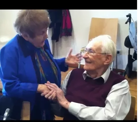Pourquoi Eva Kor a-t-elle serré la main Oskar Groening l'ancien gardien d'Auschwitz ?