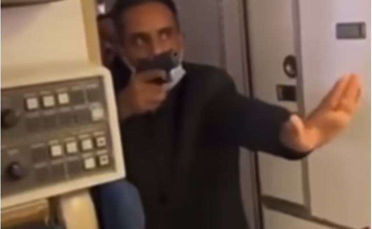 Un agent de sécurité jordanien sort une arme empêchant des passager d'entrer dans le cockpit