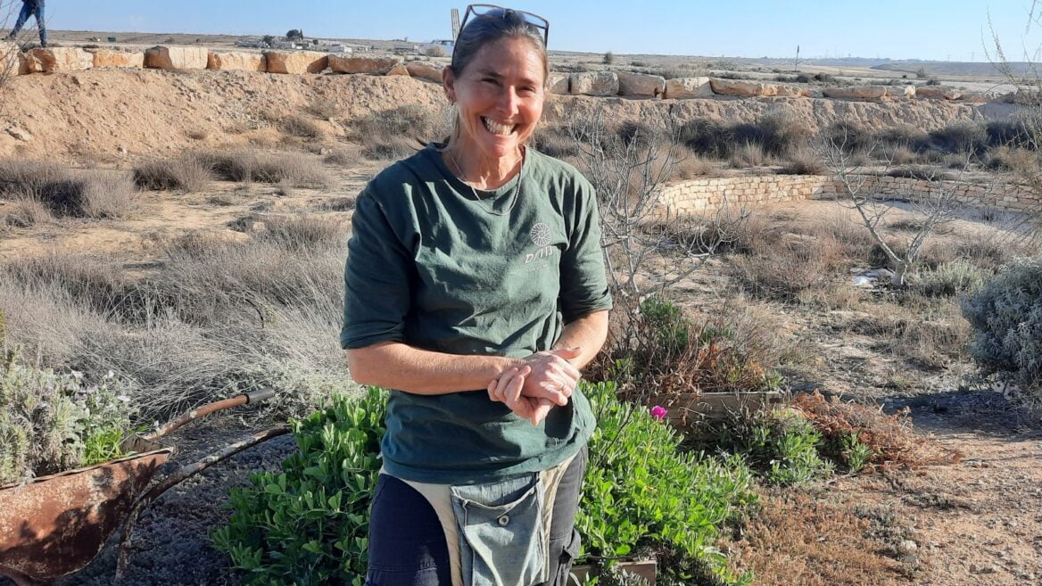 La femme qui entretient une ferme biblique dans le désert du Néguev