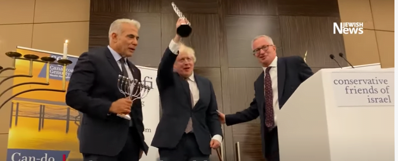 Les souvenirs mémorables de Boris Johnson laissés à la communauté juive -vidéos-
