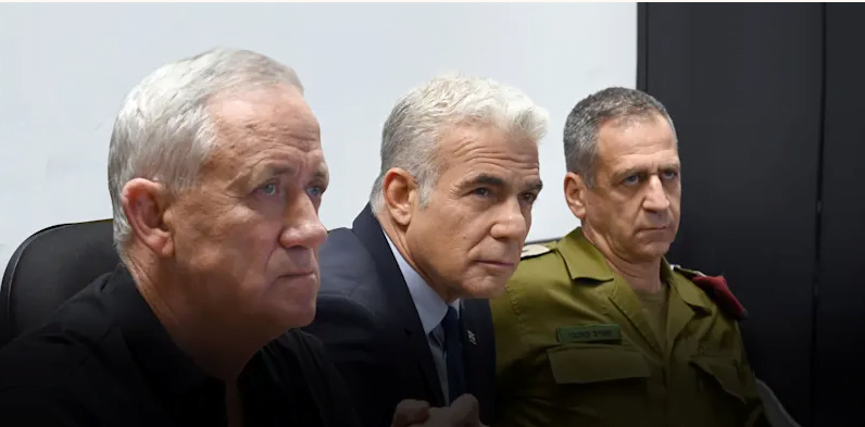 Le Premier ministre Yair Lapid et le président libanais Michel Aoun ont officiellement annoncé : Israël et le Liban s'accordent sur le texte de l'accord pour délimiter la frontière maritime entre les pays. C'est après le week-end dernier qu'il y a eu des messages du côté israélien disant que les négociations se compliquaient. Cette semaine, Lapid devrait convoquer le cabinet politique et de sécurité, puis approuver l'accord au sein du gouvernement. L'accord sera ensuite déposé sur la table de la Knesset, mais il ne sera pas soumis au vote après que le Premier ministre a rejeté la position de l'ombudsman de peur de ne pas obtenir la majorité en plénière. L'accord devrait être signé par les parties une semaine avant les élections en Israël (c'est-à-dire à la fin du mois), sur la base de l'ONU à Naqura, à la frontière entre Israël et le Liban. - Publicité - ● Le conseiller juridique du gouvernement a recommandé d'approuver l'accord gazier à la Knesset, le Premier ministre Lapid a refusé sans moi Les détails de l'accord n'ont pas encore été officiellement révélés, mais divers rapports indiquent que le Liban sera en mesure de développer toute la zone du champ gazier de Kana-Sidon, qui se trouve sur le territoire des deux pays. En contrepartie, Israël percevra des redevances sur 17% du territoire, via la société française Total, et la reconnaissance libanaise de la frontière économique maritime entre les pays. Selon une source libanaise, les États-Unis ont donné des garanties à la société française Total pour qu'elle commence à forer dans les eaux économiques du Liban, ceci après que le Liban a exigé que le début des forages ne soit pas conditionné à des négociations sur l'indemnisation d'Israël. Le mécanisme de compensation n'a pas encore été déterminé et il n'est toujours pas clair s'il est possible de produire du gaz dans le champ, mais selon les estimations des études géologiques, il s'agit d'un champ de taille moyenne qui pourrait atteindre dans le scénario le plus optimiste le production de 120 milliards de mètres cubes - 2 fois les estimations pour le réservoir Harish à des fins de comparaison. C'est un profit de dizaines de milliards de dollars pour la production. Les principaux points de l'accord avec le Liban* L'accord est plus sécuritaire qu'économique Mais il semble que l'argent du champ gazier ne soit pas au centre des considérations israéliennes, mais l'intérêt sécuritaire et politique. Des sources politiques et sécuritaires ont déclaré à Globes que le principal instigateur de l'accord était le ministre de la Défense Benny Gantz et de hauts responsables de l'establishment de la défense, dont le chef d'état-major Aviv Kochavi et le chef du Mossad, Dedi Barnea. et la crise énergétique (qui, entre autres, renforcent ses liens avec l'Iran). Si le champ parvient à assurer à son voisin du nord une stabilité économique à long terme, l'establishment sécuritaire estime que cela aura des effets modérateurs dans les relations avec Israël comme bien. Lire la suite dans "Globes" Des dizaines de kilomètres en mer seront transférés au Liban : de nouveaux détails sur l'accord gazier Une autre entreprise sort de Russie et vend son entreprise pour seulement un euro L'Europe se prépare à l'hibernation hivernale à cause des prix de l'énergie Alors, comment reconnaît-on réellement une voiture de luxe ? Cherchez les petits détails En effet, selon des responsables américains et français, l'accord empêchera un conflit sécuritaire dans la région et pourrait même éloigner le Liban de l'Iran. Après tout, le Liban bénéficie pas mal de l'accord. En raison du différend avec Israël et de l'activité terroriste du Hezbollah, aucune société internationale n'a accepté de commencer l'exploration dans les eaux du Liban en général, pas seulement dans la zone contestée. Maintenant, avec l'accord, qui devrait garantir la sécurité et la paix, l'hypothèse est que les entreprises internationales manifesteront leur intérêt. Le français Total, dont la moitié appartient à l'État français, forera à Cana Sidon et probablement dans d'autres champs également. Le PDG d'Energian, Matthias Riggs, a déclaré dans une interview avec Globes que lorsque les choses se calmeront, son entreprise y déposera également des appels d'offres. La peur d'améliorer les positions du Hezbollah Mais il y a des éléments dans le système de sécurité qui s'opposent à l'accord. Globes a appris que la version finale de l'accord ne porte pas sur un accord sur la frontière territoriale, mais uniquement sur la ligne maritime-économique. Et avec cela, pour autant que l'on sache, l'accord stipule qu'à partir d'une distance de 5 km de la côte, la frontière se connectera à la ligne d'eau économique que le Liban a exigée, c'est-à-dire une renonciation aux eaux territoriales à ce sujet dans la médiation américaine. . - Publicité - Les opposants à l'accord ont également affirmé que la frontière en question améliorerait la position stratégique du Hezbollah et exposerait les plates-formes gazières israéliennes à de réelles menaces. Ce qui a renforcé leur position, ce sont les menaces publiques de Nasrallah contre les plates-formes au cours des derniers mois. De plus, lors des discussions sur l'accord, la position selon laquelle le champ gazier réduirait la dépendance du Liban vis-à-vis de l'Iran, ou affaiblirait le pouvoir du Hezbollah au Liban, a été rejetée. Au cours des discussions, il a été dit, entre autres, que cet espoir est infondé à la lumière du contrôle du Hezbollah sur plusieurs centres économiques du Liban, et à la lumière de l'implication iranienne attendue dans le développement des gisements de gaz et de pétrole sur le territoire libanais. Cela n'a pas empêché certains porte-parole du gouvernement d'utiliser l'argument dans des briefings en faveur de l'accord. L'establishment de la sécurité voulait un accord à tout prix Selon les détails communiqués à Globes, le débat au sein de l'establishment de la sécurité s'est intensifié avec la menace publique explicite de Nasrallah contre la plate-forme Harish, puis contre les autres plates-formes. Selon une position, la menace du Hezbollah crée une équation qui donne à l'organisation terroriste chiite une nouvelle position de pouvoir et une menace stratégique constante pour les plates-formes gazières d'Israël. En outre, il a été dit que la paix qui sera réalisée sera temporaire. Le poste était occupé par plusieurs membres seniors de la division de la recherche, ainsi que plusieurs chercheurs seniors du Mossad. Vers la fin du mois d'août, l'establishment de la défense dirigé par le ministre de la Défense Benny Gantz a formulé une position unifiée concernant l'accord. Sur la table figurait la précédente proposition d'Amos Hochstein, le médiateur américain de ces dernières années (israélien et ancien lobbyiste des énergéticiens), selon laquelle il y aurait une distribution d'un tiers à Israël et de deux tiers aux Libanais à partir de la zone contestée. En Israël, ils avaient tendance à l'accepter. Mais à ce moment-là, le temps a commencé à jouer un rôle. La plate-forme Shark était censée commencer à tester des pipelines suivis de la production de gaz pour les centrales électriques israéliennes. Dans Globes, nous avons révélé les pressions exercées sur le PDG de l'entreprise, Matthews Rigas, pour qu'il retarde prétendument les processus pour des "raisons techniques". retardé au-delà des attentes. Entre-temps, plusieurs pourparlers ont eu lieu avec les Américains, dont une importante conversation entre Lapid et le président américain Biden. Washington a exercé de fortes pressions sur Israël pour qu'il renonce au territoire contesté, qu'il transige sur les redevances et qu'il parvienne rapidement à un accord. Début septembre, une réunion décisive a eu lieu à Kirya à Tel-Aviv. Lors de la réunion, la position de l'establishment de la défense de parvenir à un accord à tout prix dans les semaines à venir a été évoquée. L'échelon professionnel a précisé qu'une telle possibilité n'existe pas si Israël veut conserver sa part du territoire contesté, et que les négociations devraient durer des mois.Puis la proposition, qui avait déjà été discutée avec Hochstein quelques jours auparavant , est apparue, selon laquelle Israël renoncerait complètement à tout le territoire contesté. Le retour, disait-on, se ferait sur le plan sécuritaire et empêcherait une éventuelle confrontation avec le Hezbollah avant les élections. Plusieurs membres des instances professionnelles, juridiques et Le secteur de l'énergie s'y est opposé, mais sa position a été rejetée, ce qui a entraîné le départ à la retraite du chef de l'équipe de négociation jusqu'alors, Udi Adiri, qui était le directeur général du ministère de l'Énergie. Alors, comment reconnaît-on réellement une voiture de luxe ? Cherchez les petits détails Un responsable politique impliqué dans les pourparlers a attaqué l'accord et l'implication de l'establishment de la sécurité dans celui-ci dans une conversation avec Globes : « Au cours des discussions, il est devenu clair à maintes reprises qu'Israël est une armée qui a un État. Selon certaines sources impliquées dans les démarches, la signature se fera comme mentionné dans environ deux semaines, quelques jours avant les élections. Cependant, dans l'intervalle, l'accord sera porté devant la Haute Cour, avec la principale question à l'ordre du jour est de savoir si un gouvernement de transition est autorisé à approuver seul, un tel accord, qui a des implications à long terme.