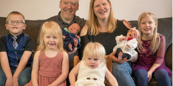 Adoption d'embryons abandonnés : Elle donne naissance à des jumeaux