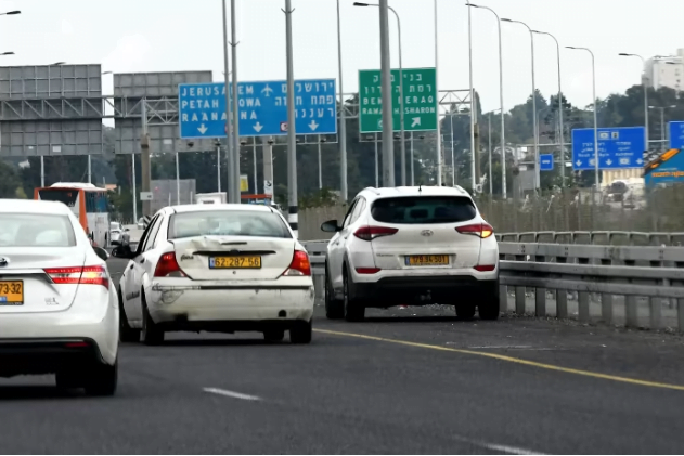 Israël : un policier met en danger une conductrice sur le bord de l'autoroute