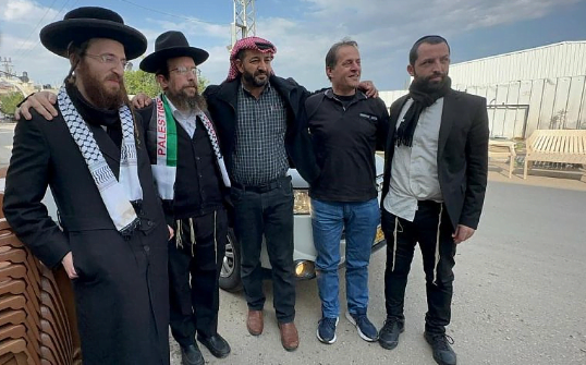 Des membres de la secte Neturei Karta arrêtés à l'aéroport Ben-Gourion