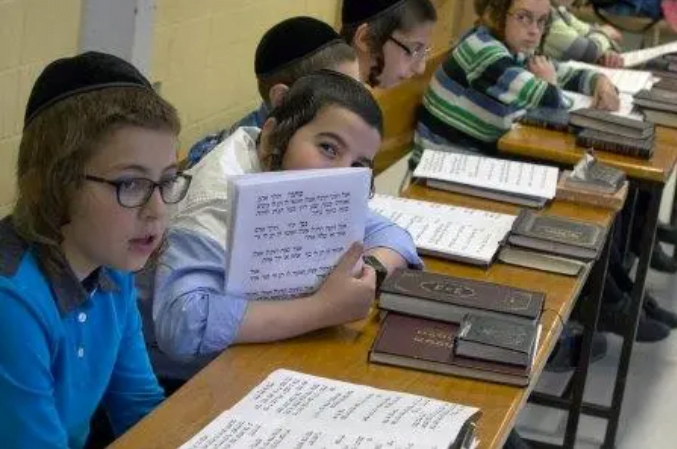 Un garçon transgenre israélien est renvoyé de son école religieuse en Israël