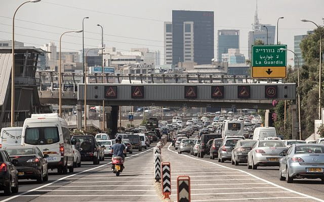 Contrôles par des policiers en civils sur l'autoroute de Netanya-Tel-Aviv