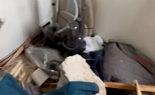 Un pan de mur fracasse leur fenêtre et a failli les tuer sur le coup à Tel-Aviv