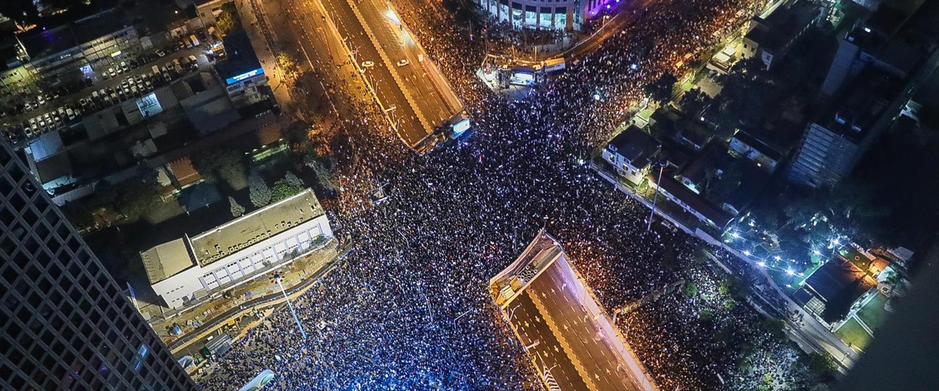 En Israël 100 000 personnes ont manifesté à Tel-Aviv contre la réforme juridique