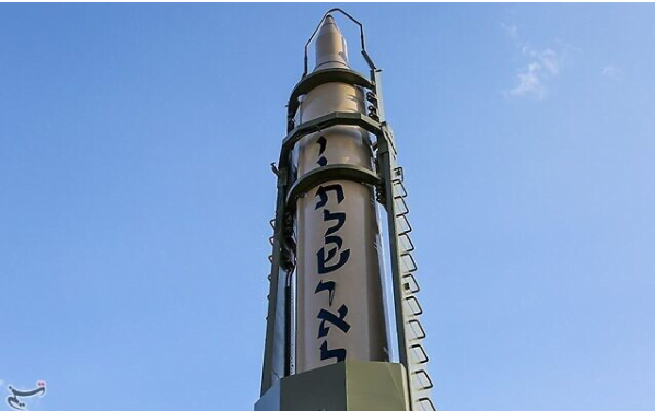 Mort à Israël écrit sur un missile exposé par l'Iran