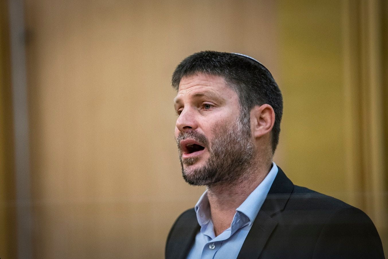 Un signal d'alarme important : le ministre des Finances, Bezalel Smotrich , a rencontré aujourd'hui (lundi) les dirigeants des banques pour parler de l'actualité économique et de la loi sur les règlements, mais très rapidement, cela s'est transformé en une discussion sur la révolution juridique et ses conséquences économiques. effets. Les dirigeants des banques donnent des signes clairs d'avertissement au ministre des Finances lors de cette réunion. Habituellement, ils parlent d'une manière très, très modérée, et c'est ce qu'ils ont essayé de faire lors de la réunion de ce soir - mais vous pouvez comprendre à quel point ils étaient inquiets.