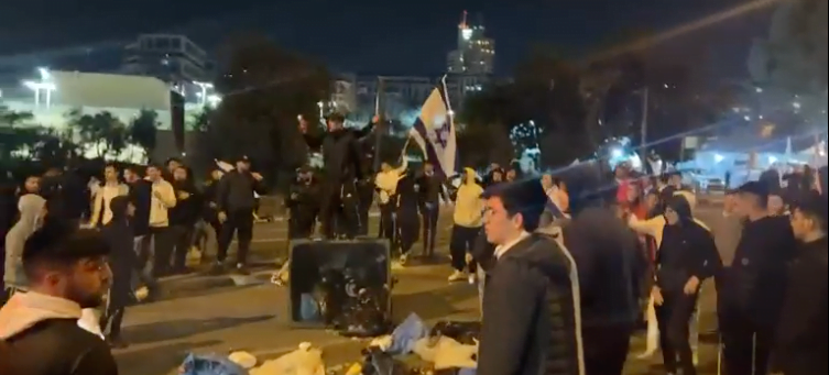 Les manifestants de droite bloquent les entrées des villes
