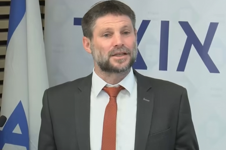 Le ministre des Finances Bezalel Smotrich a proposé de fermer l'autoroute Ayalon le samedi afin d'éviter de travailler sur l'électrification du train pendant le shabbat.