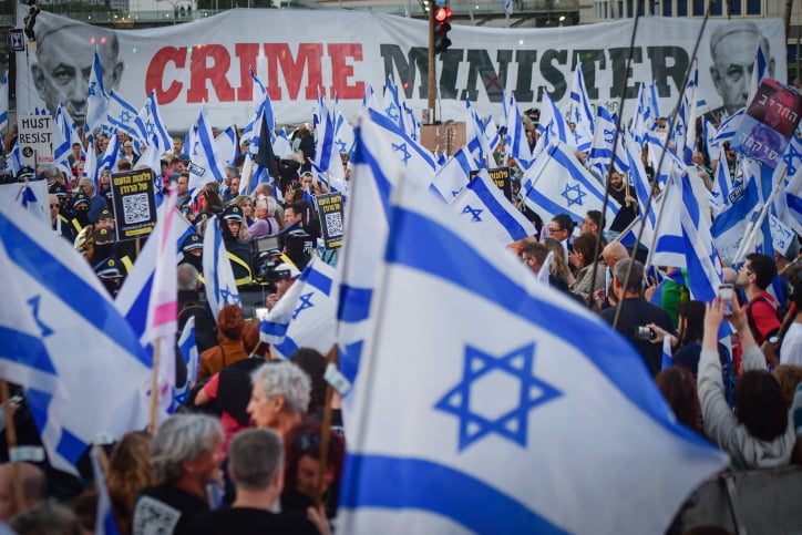 Manifestations à Tel-Aviv : des jeunes brûlent leur ordre d’incorporation à l’armée