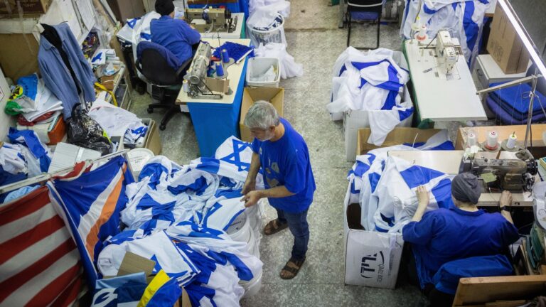 La fabrique des drapeaux israéliens avant l'anniversaire de l'état d'Israël