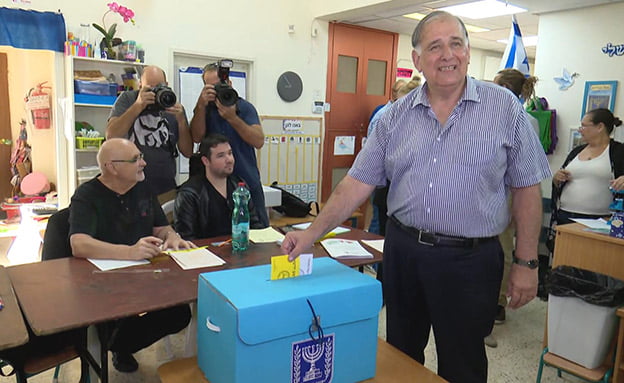 Yona Yahav : Le Super-Héros de Haïfa qui Chasse les Cochons Sauvages et Défie le Shabbat