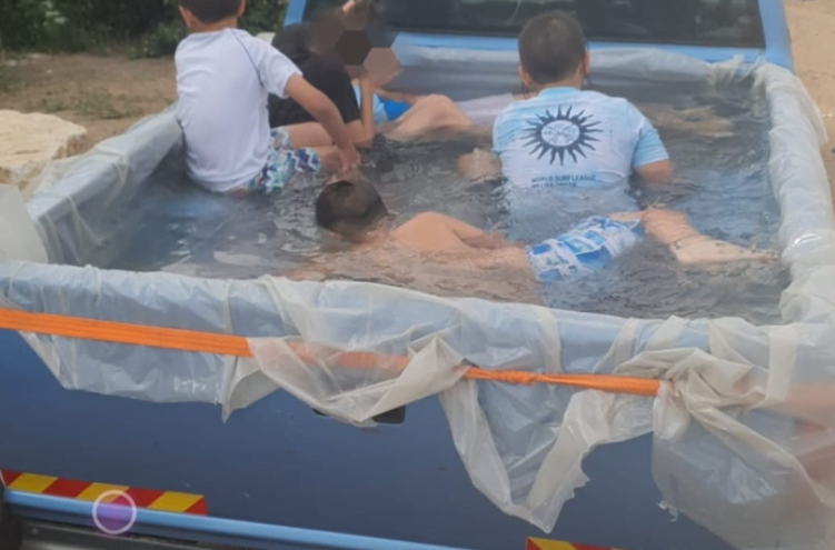Israël: une baignade inattendue en plein trafic