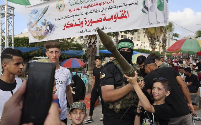 A Gaza le Hamas expose missiles et armes pour la première fois.