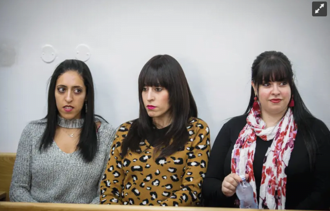 OMME MALKA LEIFER, il s'en prenait à des mineures du même sexe sans méfiance : les sœurs australiennes Elly Sapper, Dassi Erlich et Nicole Meyer, qui auraient été agressées sexuellement par l'ancien directeur Leifer. (Photo : au tribunal de district de Jérusalem, 2019). (crédit : YONATAN SINDEL/FLASH90)