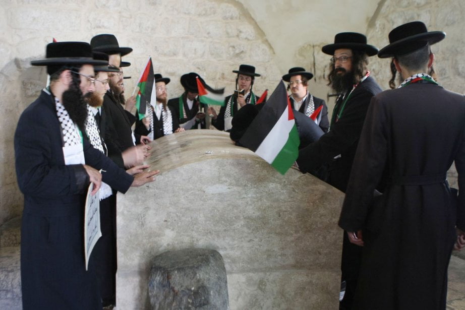 Cinq individus de confession juive ont pénétré dans le mausolée de Joseph situé à Naplouse aujourd'hui, sans avoir préalablement coordonné leur visite avec les autorités militaires israéliennes. Leur incursion a nécessité une opération de secours, car l'un des membres du groupe a subi des blessures légères à la suite d'une attaque à coups de pierres perpétrée par des Palestiniens.