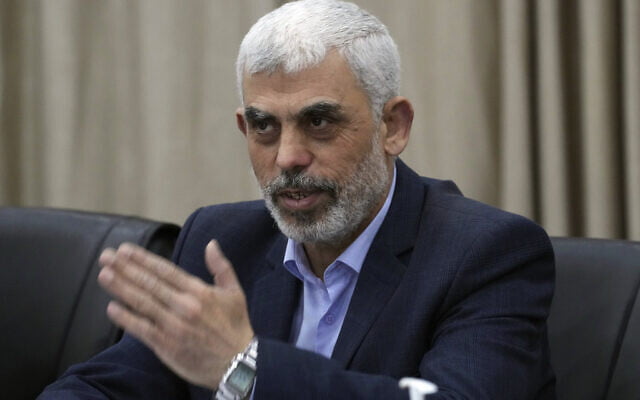 Yahya Sinwar, chef du Hamas à Gaza, salue ses partisans lors d'une réunion avec les dirigeants des factions palestiniennes dans son bureau de la ville de Gaza, le 13 avril 2022. (AP Photo/Adel Hana, File)
