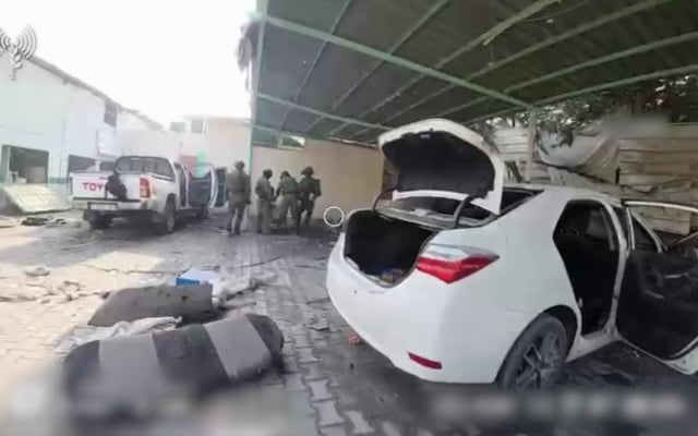 Une voiture d'un otage utilisée par le Hamas pour enlever des Israéliens