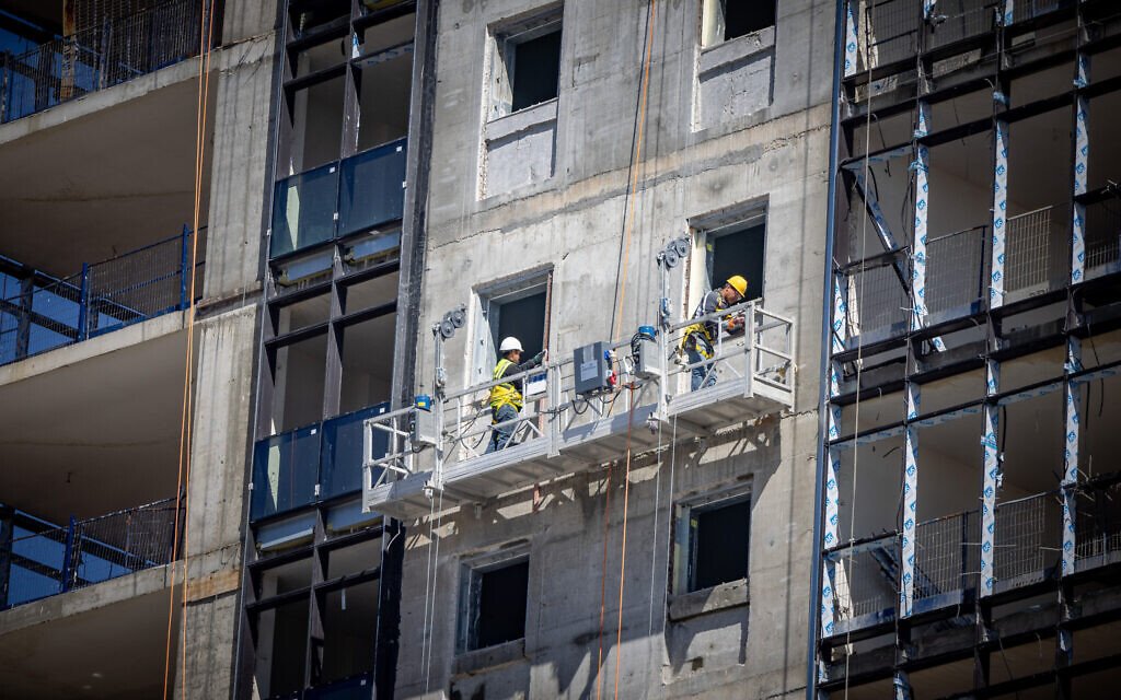 Crise du Bâtiment en Israël : Taux Élevés et Pénurie de Main-d'Œuvre Plongent le Secteur dans l'Impasse