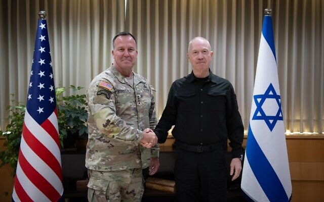 Le commandant général du CENTCOM américain Michael Kurilla (à gauche) rencontre le ministre de la Défense Yoav Gallant en Israël sur une photo publiée le 4 mars 2024 (Ministère de la Défense/Shachar Yurman)
