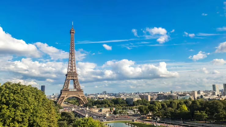 Une famille israélienne expulsée d'un hôtel parisien .
