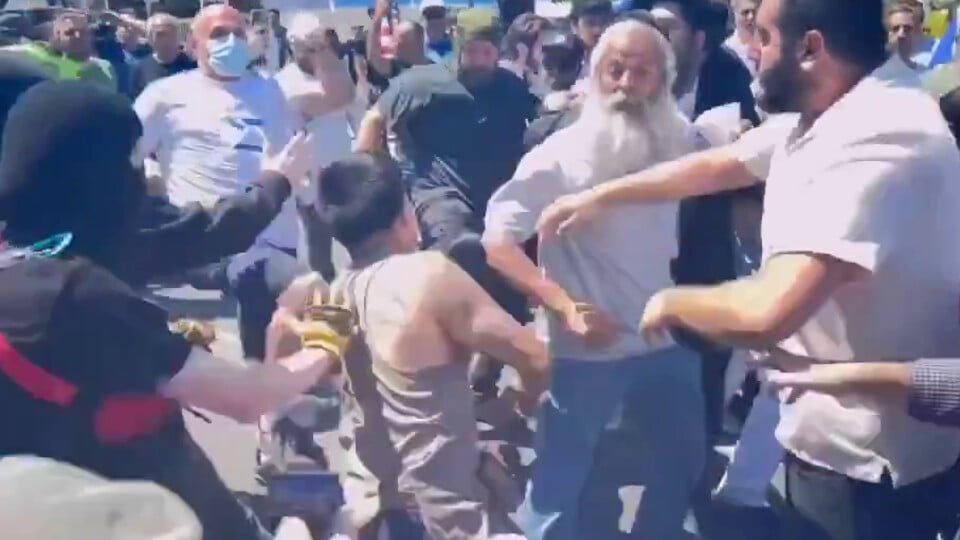 Graves Violences Perpétrées Par des Pro-Palestiniens Devant Une Synagogue à Los Angeles-vidéo-