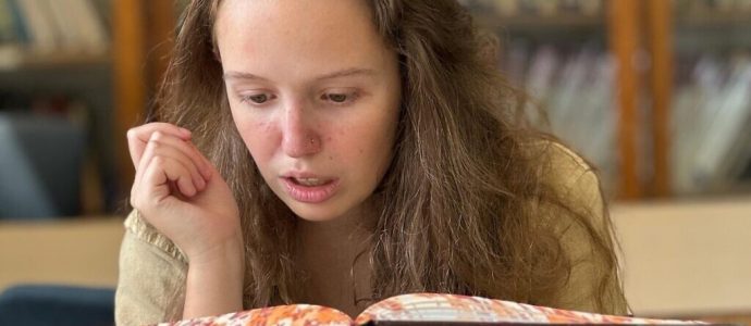 Elke Bentley : une adolescente défie les normes et lit tout le Talmud en deux ans et demi