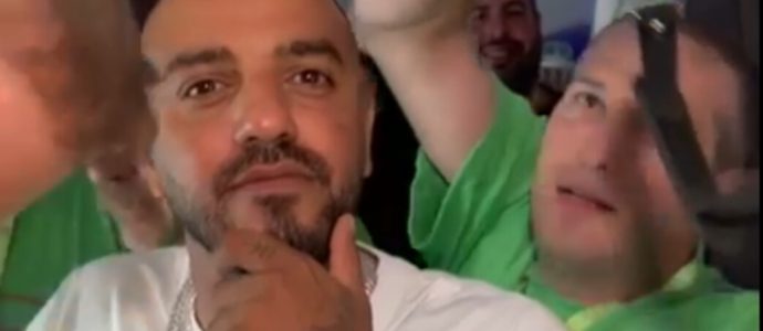 Le chanteur israélien Itai Levy transforme un vol vers Amsterdam en concert