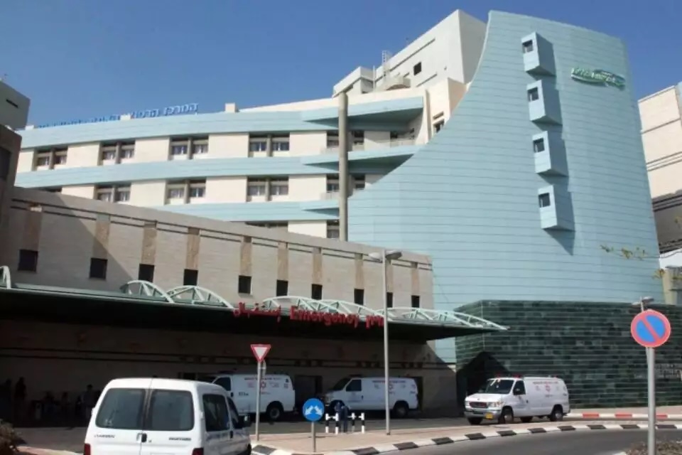 Menace Armée à l'Hôpital Soroka : Un Patient de Beer Sheva Menace un Soignant Arabe -vidéo-