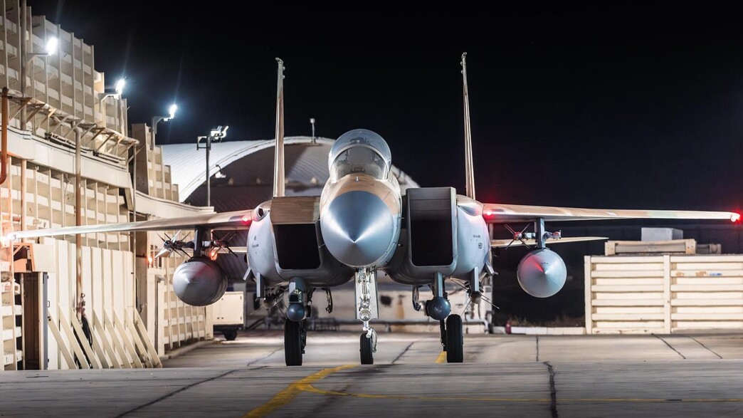 USA, Israël, Iran, bataille aérienne, 13 avril 2024, attaque iranienne, défense aérienne, Silver Star, Lacey Hester, Benjamin Coffey, drones iraniens, missiles de croisière, US Air Force, F-15E, décorations militaires, Aviation Cross, héroïsme, combat aérien, Israël-USA, tensions Iran, guerre aérienne, intercepter des drones, bataille historique.