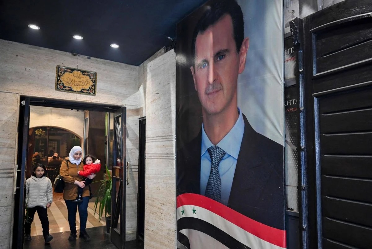 **"Chute d'Assad : Les Rebelles Libèrent Damas, Israël Frappe des Cibles Stratégiques"**