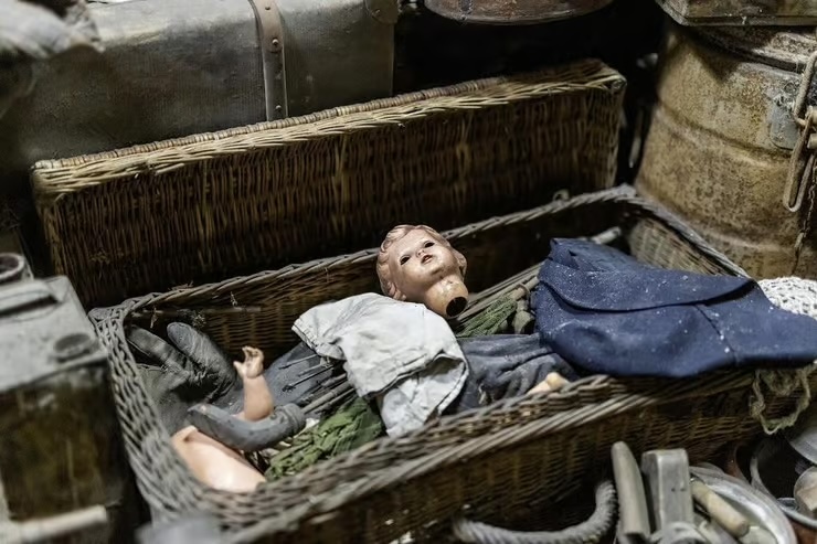 Auschwitz : Une Découverte Bouleversante de 1 000 Objets Juifs Cachés Pendant 80 Ans